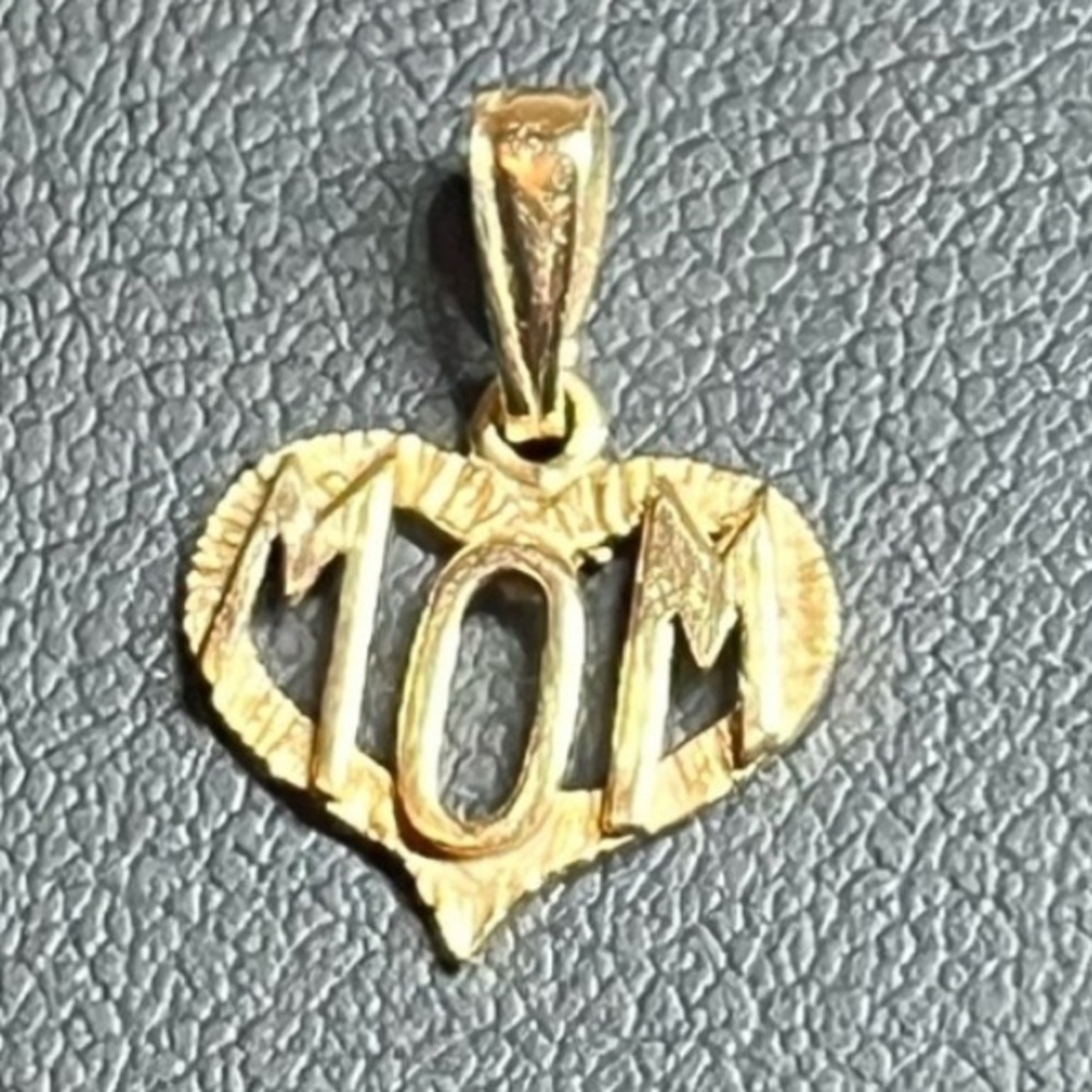 10k gold “Mom” pendant charm pendant
Use on a Necklace or bracelet.